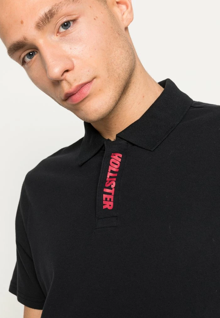 New ???? Hollister Co. WEBEX ADGP GRAPHICS - Polo ???? Shirt - Black ✨ 7 New ???? Hollister Co. WEBEX ADGP GRAPHICS - Polo ???? Shirt - Black ✨ - Image 5