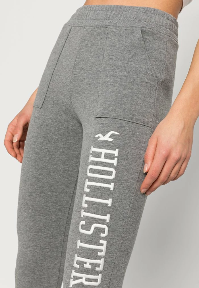 Hot Sale ๐ Hollister Co. LOGO FLEGGING - Tracksuit Bottoms - Grey ๐งจ - Image 5