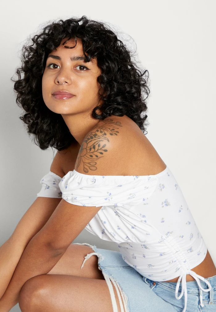 Best Sale ๐ฅฐ Hollister Co. RUCHED BUST SIDE CINCH PUFF SLEEVE - Print T-shirt - Blue/white โจ - Image 4