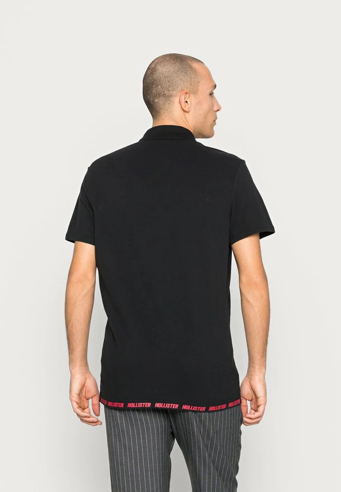 New ???? Hollister Co. WEBEX ADGP GRAPHICS - Polo ???? Shirt - Black ✨ 5 New ???? Hollister Co. WEBEX ADGP GRAPHICS - Polo ???? Shirt - Black ✨ - Image 3